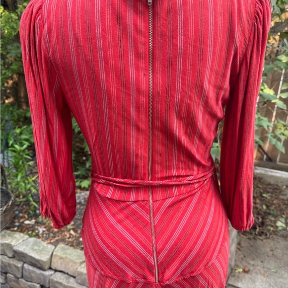 Elegant Red V-Neck Dress - Picture 4 of 9